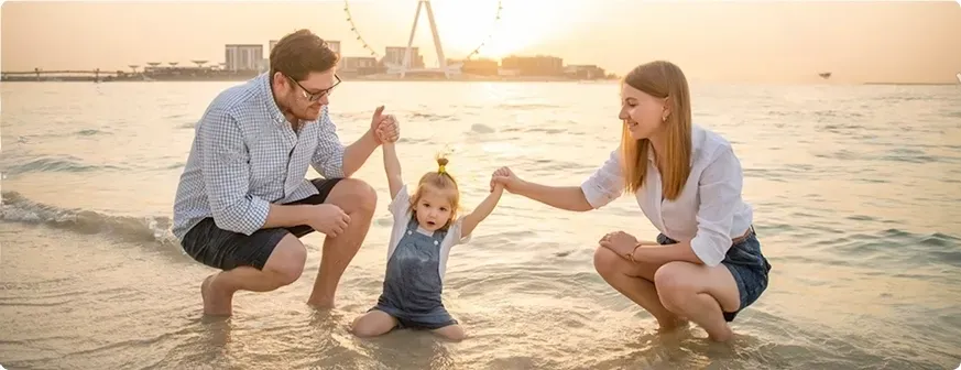 Familia en la playa en los EAU Familia en la playa en los EAU